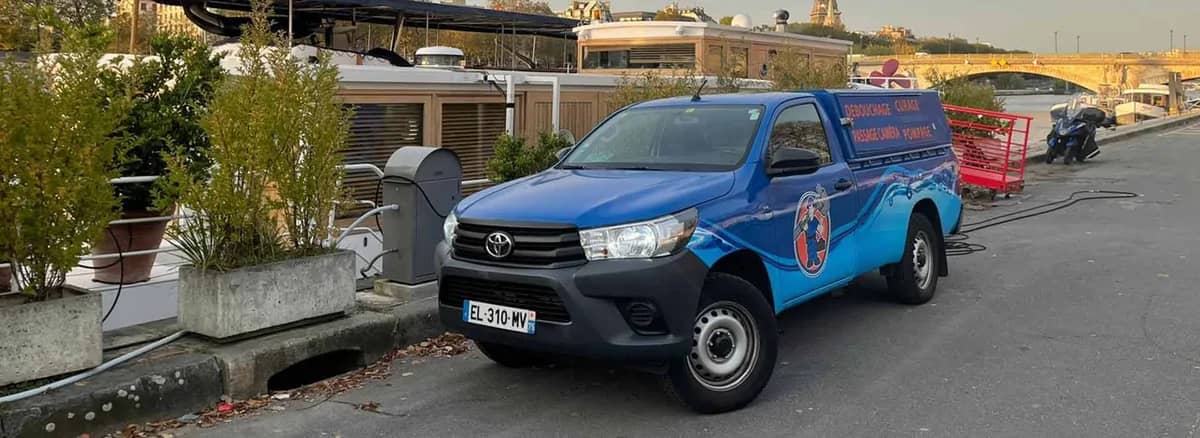 Camion hydrocureur DEBOUCHETOUT en intervention à Paris