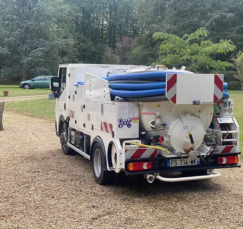 Camion hydrocureur DEBOUCHETOUT