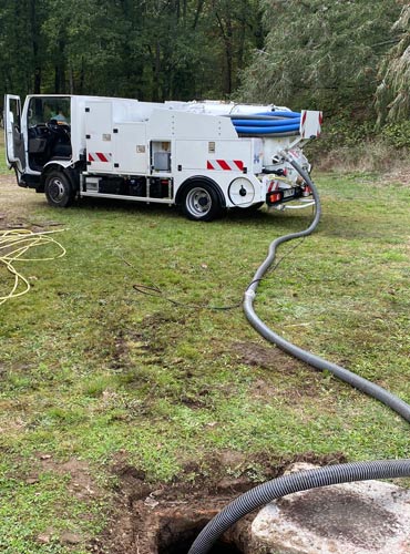 Camion hydrocureur DEBOUCHETOUT en intervention